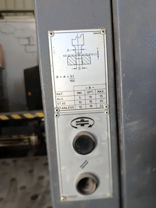 À VENDRE Deux machines poinçonneuses LVD