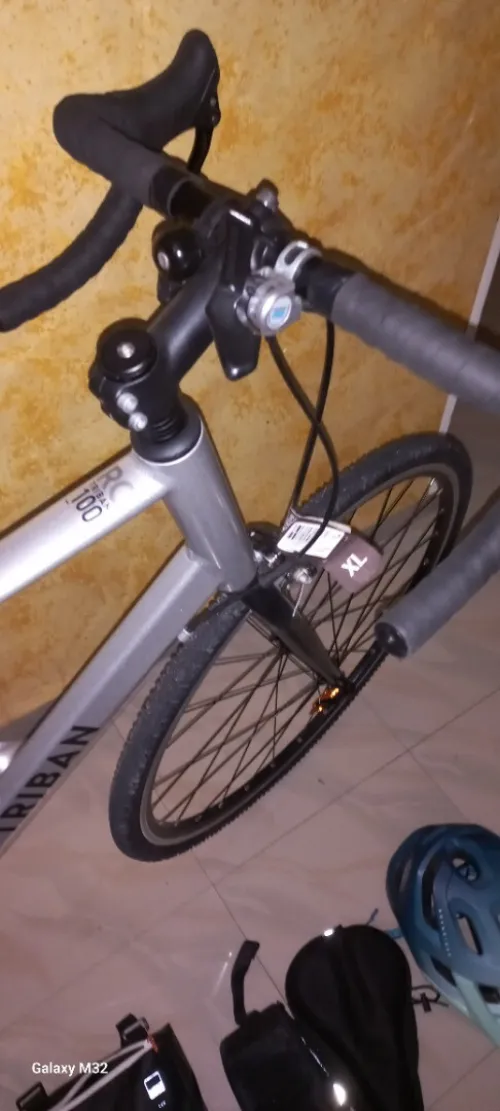 Vélo de route décathlon TRIBAN presque neuf et accessoires