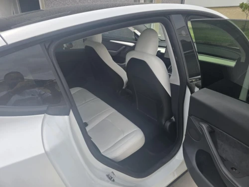 Tesla Y 2024 .