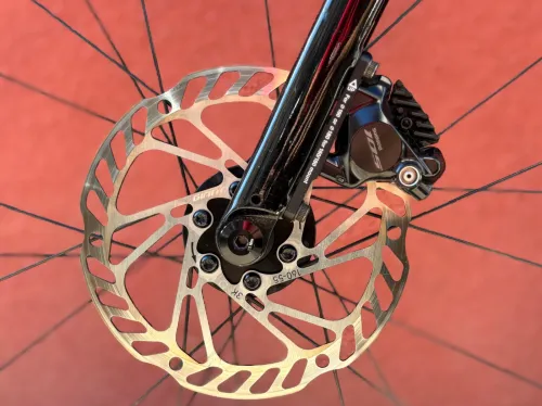 Vélo Route Haute de gamme avec un magnifique kit qui rassemble la modernité et la performance