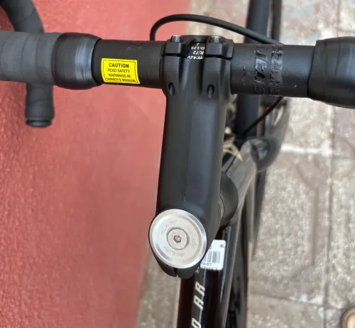 Vélo Route Haute de gamme avec un magnifique kit qui rassemble la modernité et la performance