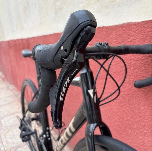 Vélo Route Haute de gamme avec un magnifique kit qui rassemble la modernité et la performance