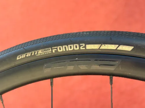 Vélo Route Haute de gamme avec un magnifique kit qui rassemble la modernité et la performance