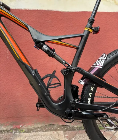 VTT all mountain full Carbon haute gamme // Taille : L 27,5 // État : 9/10