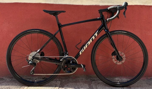 Vélo Route Haute de gamme avec un magnifique kit qui rassemble la modernité et la performance