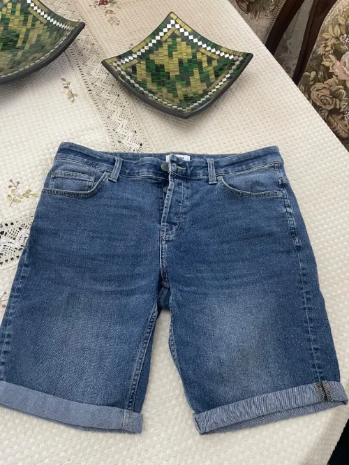 Short jean homme , la marque jack and jones taille w34 , eur :42 Numero de telephone : 