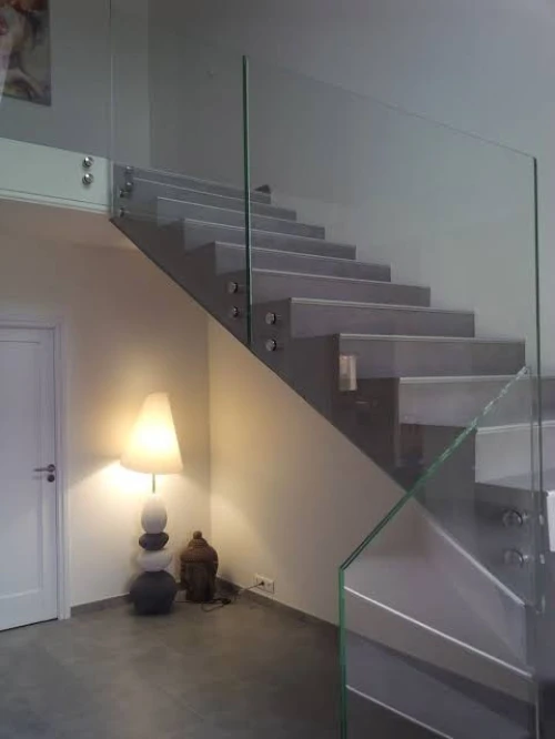 Garde corps en verre. Rampe d'escaliers, séparation de piscine