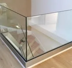 Garde corps en verre. Rampe d'escaliers, séparation de piscine