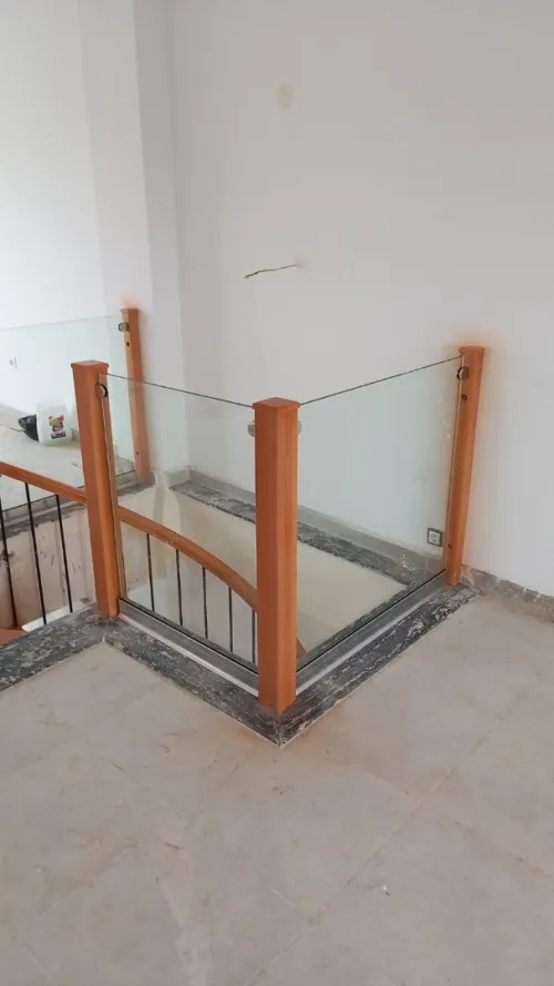 Garde corps en verre. Rampe d'escaliers, séparation de piscine