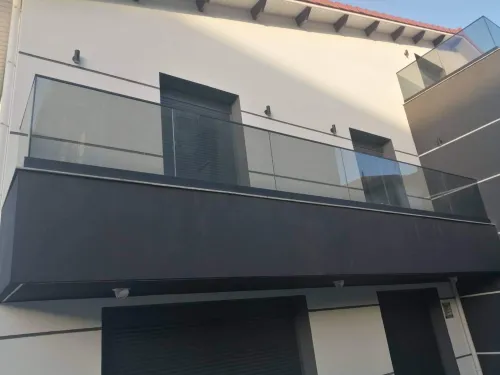 Garde corps en verre. Rampe d'escaliers, séparation de piscine