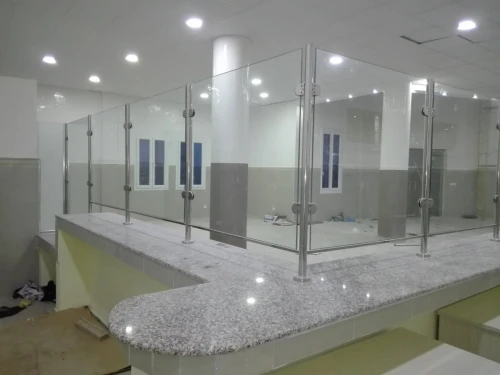 Garde corps en verre. Rampe d'escaliers, séparation de piscine