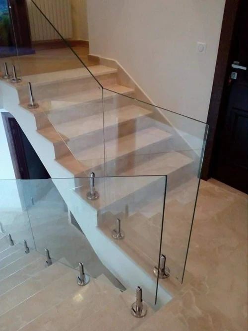 Garde corps en verre. Rampe d'escaliers, séparation de piscine