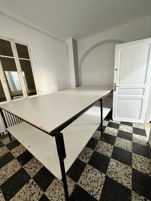 / طاولة تفصيل القماش Table couture