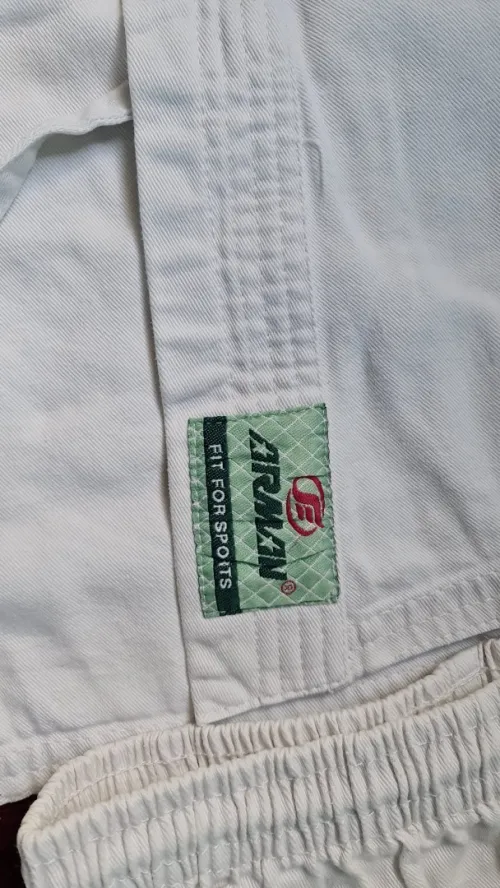 KIMONO KARATE 10-12 ans bonne etat Pontalon (86 cm / Veste 70 cm) Prix 3500 DA unite