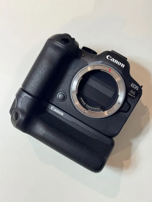 Canon R6 Mark II + Grip Batterie (3k Clicks)