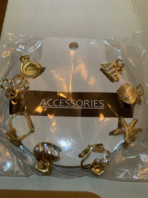 BOUCLES D'OREILLES ET PINCES À CHEVEUX