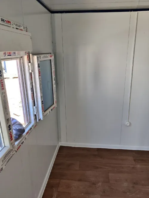 Cabine préfabriqué 3x7 2 bureaux et salle de bain