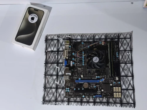carte mère MSI avec processeur AMD et 8 GB de ram ddr 3