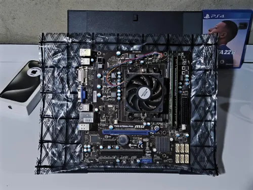 carte mère MSI avec processeur AMD et 8 GB de ram ddr 3