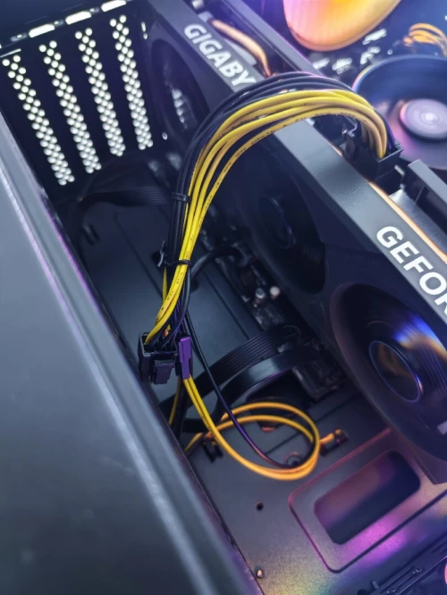 PC GAMER ( RYZEN 5 5600 +RTX 4060 GIGABYTE 3 FAN +B550M + 16GB + 256GB )