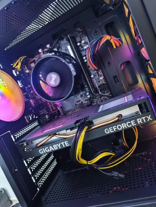 PC GAMER ( RYZEN 5 5600 +RTX 4060 GIGABYTE 3 FAN +B550M + 16GB + 256GB )