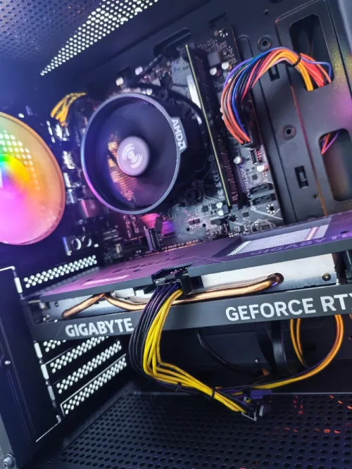 PC GAMER ( RYZEN 5 5600 +RTX 4060 GIGABYTE 3 FAN +B550M + 16GB + 256GB )