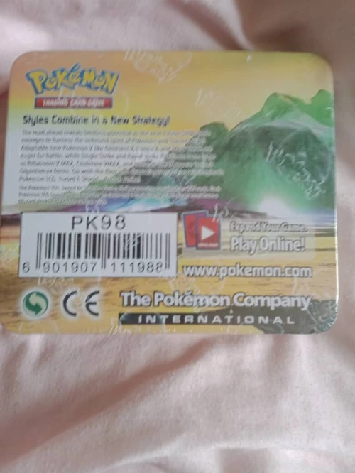 Boîte Métal Collector Pokémon  avec cartes