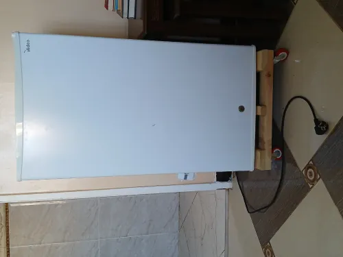 Réfrigérateur Midea 93L + Support à roulettes 