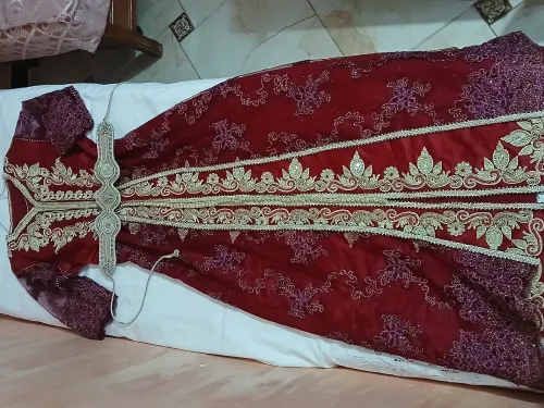 قفطان أحمر فاخر مع حقيبة بسعر مناسب