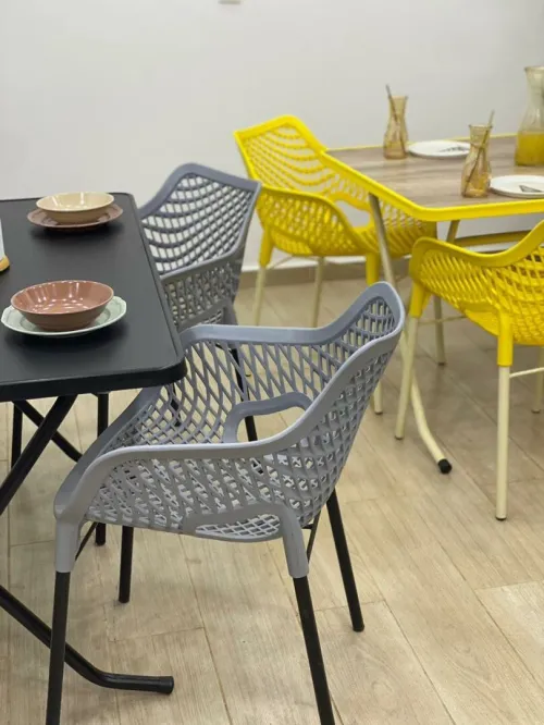 Tables de cuisine, salle a manger, chaises bois métal plastique.