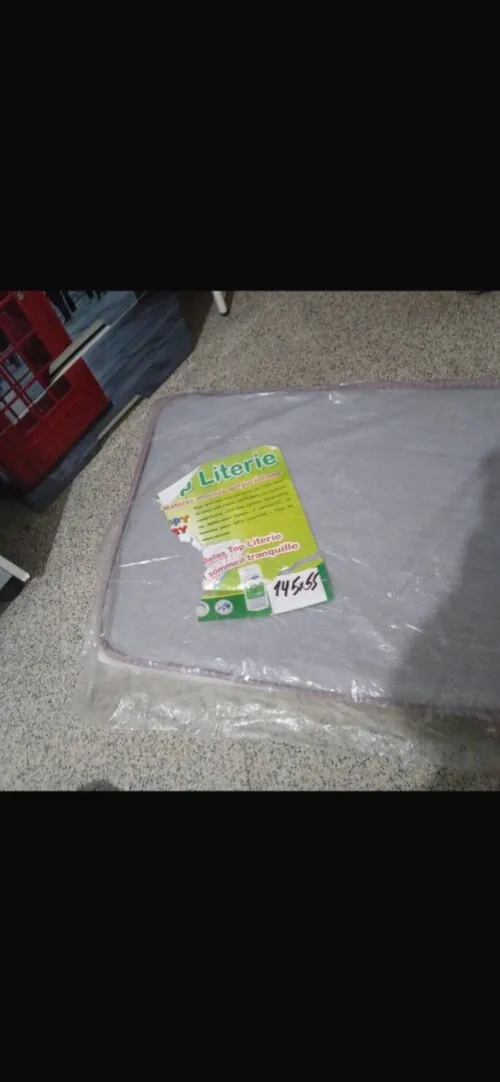 À vendre lit pour bébé matelas orthopédique