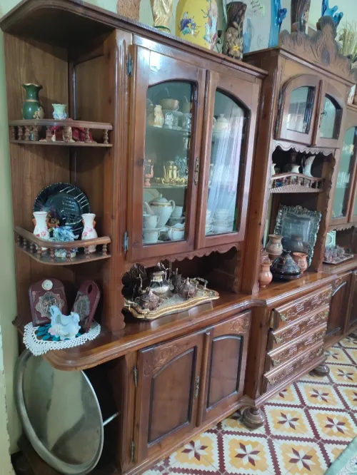 Une bibliothèque en bois rouge 