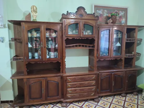 Une bibliothèque en bois rouge 