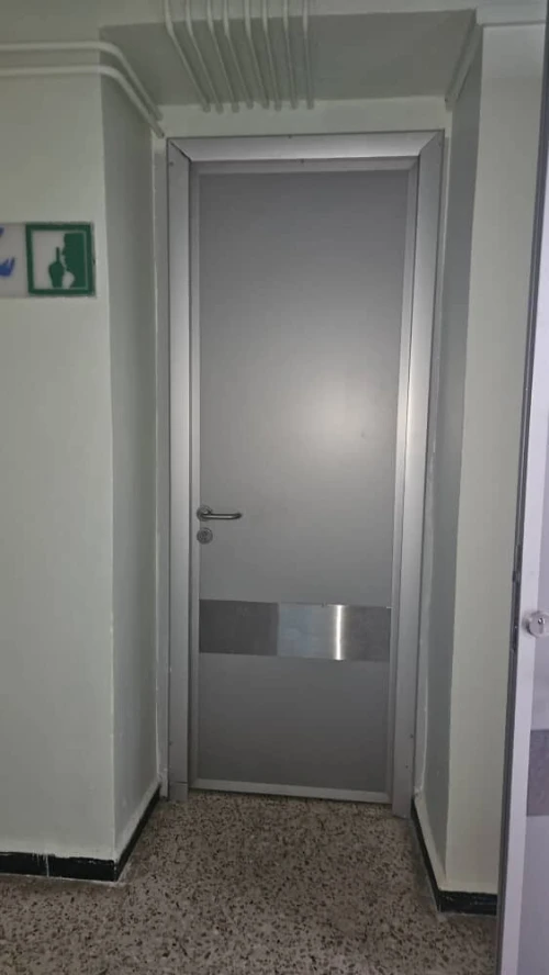 Porte de service semi-isolée pour bloc opératoire