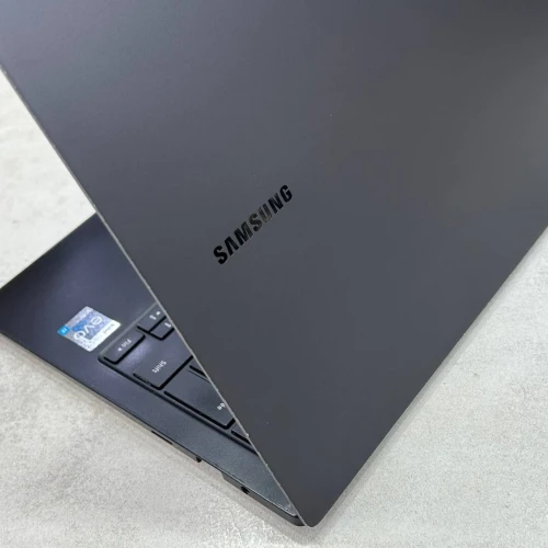 Galaxy Book2 Pro 14 pouce Amoled i7-1260P 16 Go DDR5 512 Go SSD NVMe Iris Xe Graphics