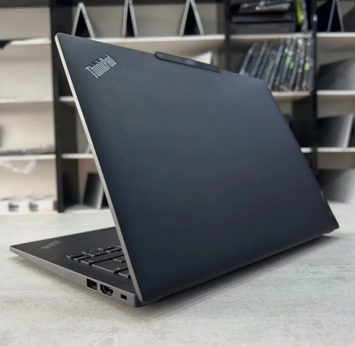 Lenovo ThinkPad X13 13,3 pouce AMD Ryzen 7 PRO 7840U 32 Go de RAM LPDDR5x 512 Go SSD NVMe