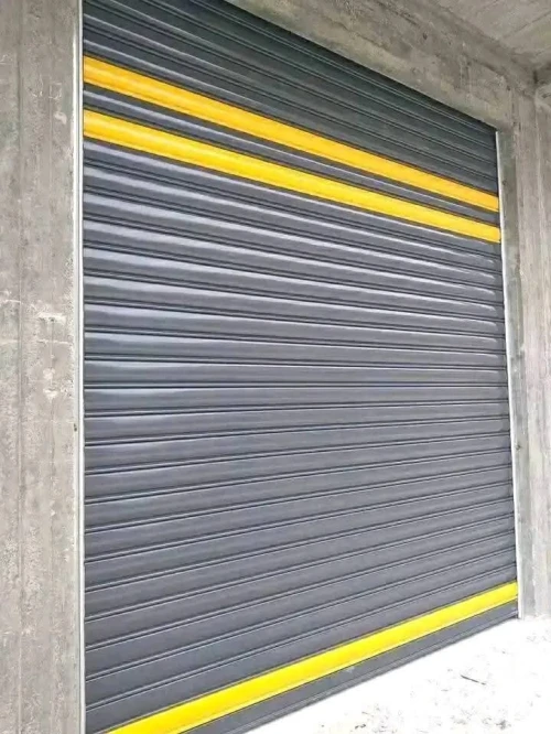 Rideaux électrique et vitrine parisienne