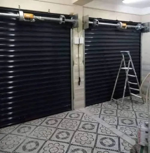 Rideaux électrique et vitrine parisienne