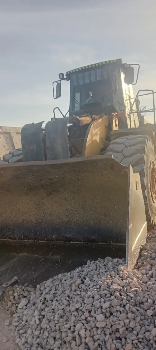 ENGIN DE TRAVAUX PUBLICS CHARGEUR CATERPILLAR MODELE 980 G 2002