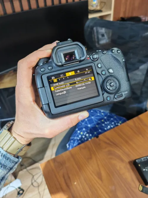 Canon EOS 6D Mark 2 neuf 2k + tripied