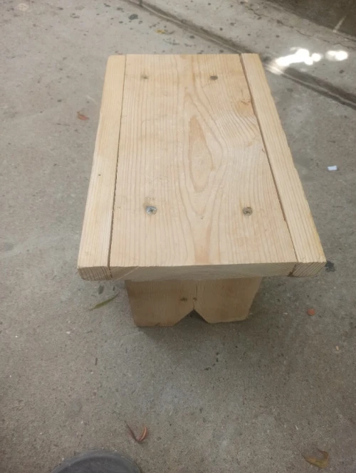 Tabouret en bois massif rouge