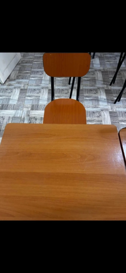 Tables et chaises scolaires