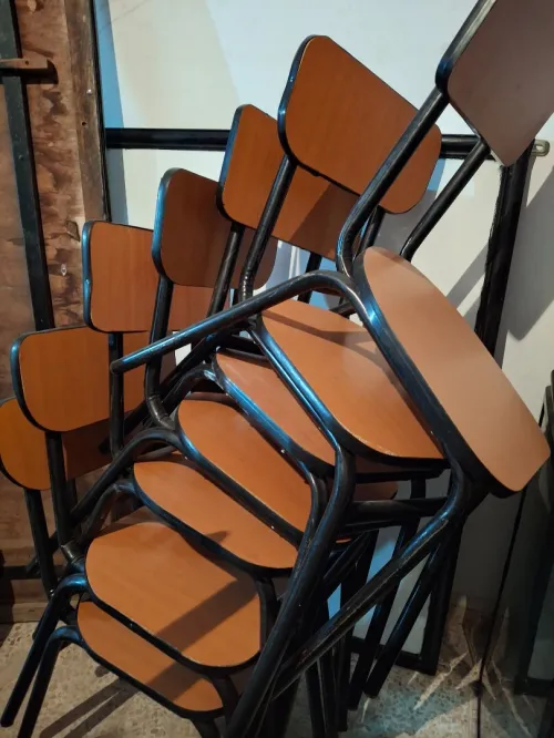 Tables et chaises scolaires