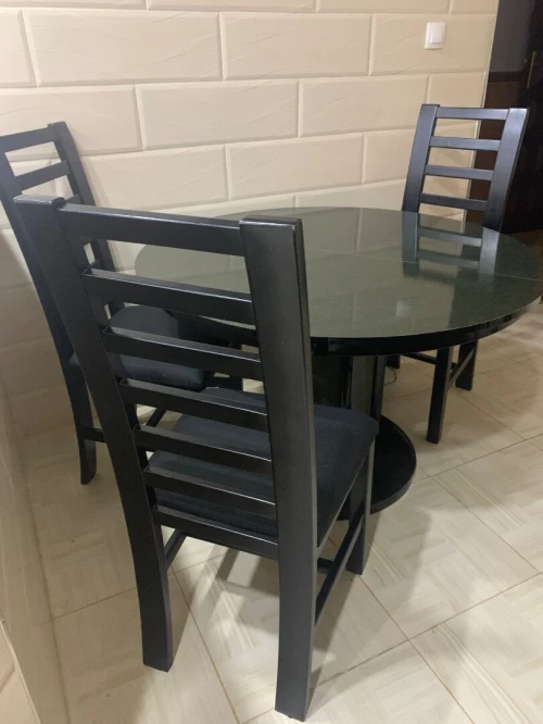 Table ronde avec 5 chaises