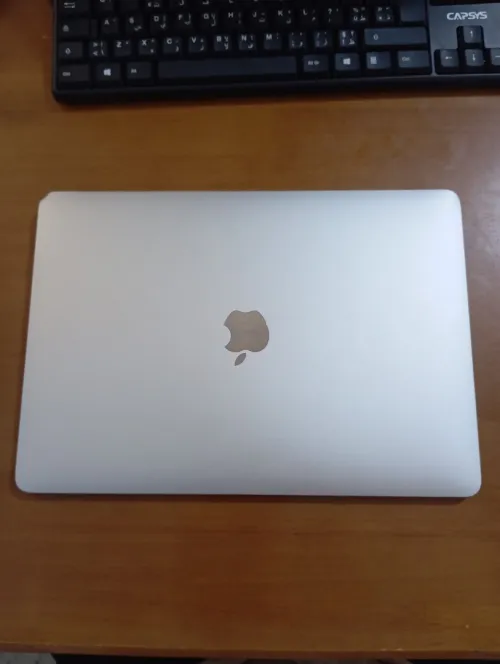 MacBook air m1 libiri officiel Kolch ymchi et active , très bon état 8gb ram 256gb SSD , écran 3k retana display Yji avec charger original 87w et anti choc