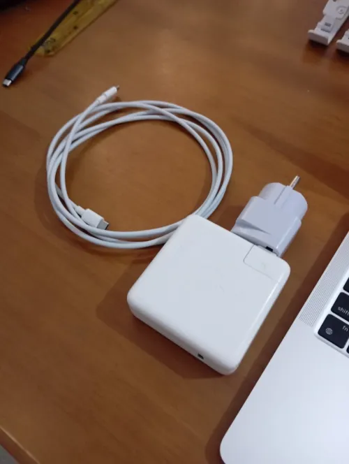 MacBook air m1 libiri officiel Kolch ymchi et active , très bon état 8gb ram 256gb SSD , écran 3k retana display Yji avec charger original 87w et anti choc