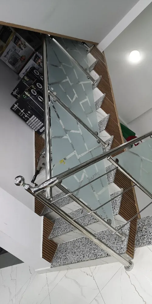 Rampe d'escalier inox et cabine douche