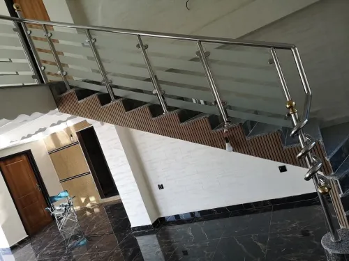 Rampe d'escalier inox et cabine douche