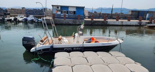 Bateau avec moteur