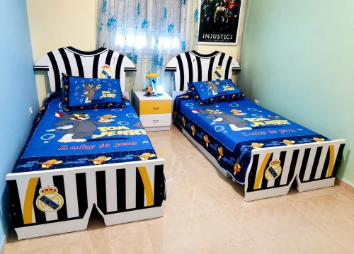 Lits pour enfants et table de nuit
